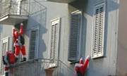 Babbi Natale appesi ...